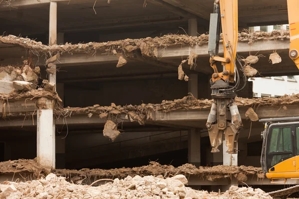 Destruição de edifício de concreto com equipamento — Fotografia de Stock
