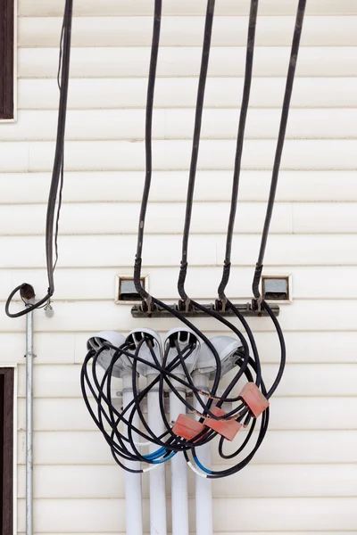 Collegamento elettrico in entrata di fili sulla parete — Foto Stock