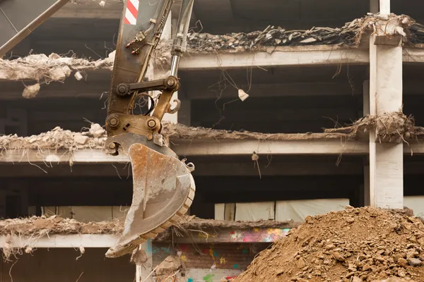 Destruição de edifício de concreto com equipamento — Fotografia de Stock