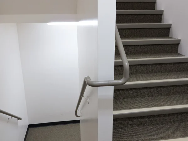 Будівництво інтер'єру білими сходами з поручнями — стокове фото