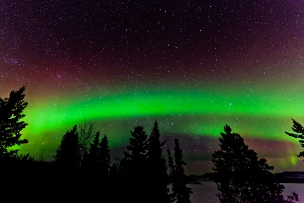 Bagliore verde dell'aurora boreale o aurora boreale — Foto Stock