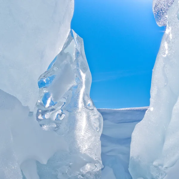 Узкая ледниковая расщелина со снегом и голубым небом — стоковое фото