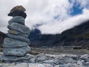 Rock cairn fahişe Valley yakınındaki aoraki mt cook nz