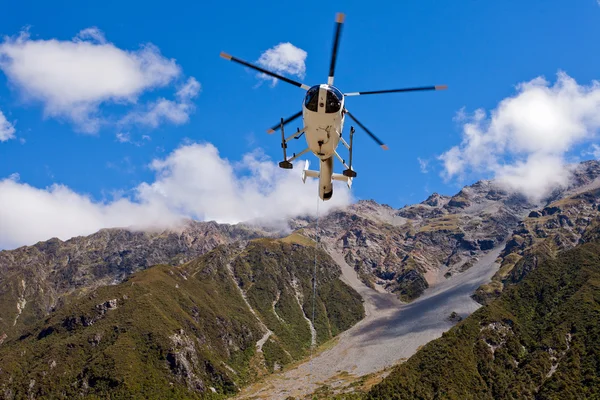 Rescue helikopter vliegen over bergachtige woestijn — Stockfoto