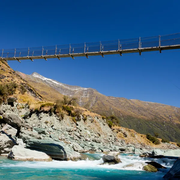 Ponte de balanço sobre o rio glaciar Nova Zelândia — Fotografia de Stock
