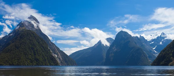 Milford sound en mijter piek in Fiordland np nz — Stockfoto