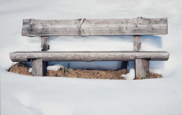 Antiguo banco rústico de madera rodeado de mucha nieve —  Fotos de Stock