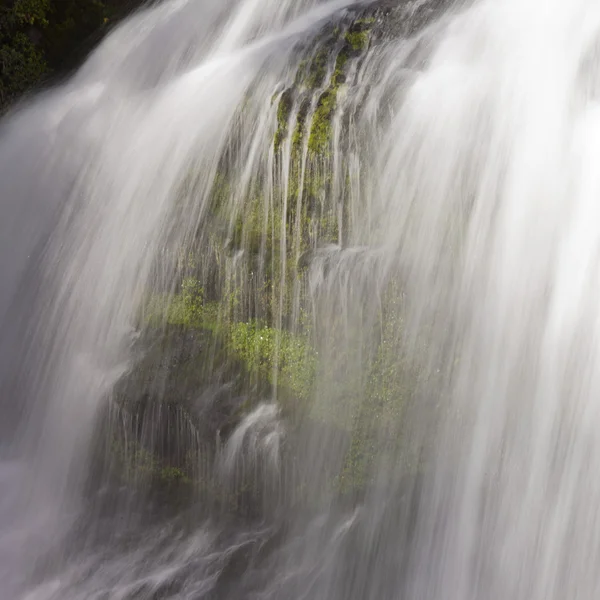 Rideau d'eau blanche tombant de la falaise rocheuse — Photo