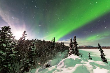 Kuzey ışıkları aurora borealis yoğun görüntüleme