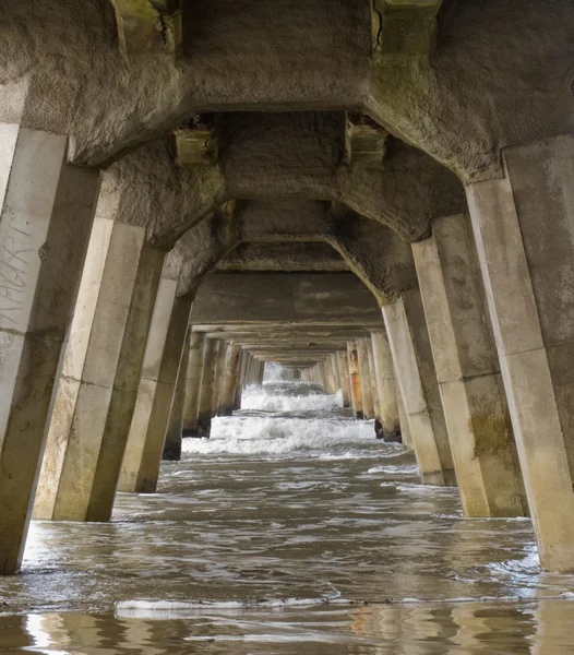 Pilhas de fundação de concreto de Tolaga Bay Wharf NZ — Fotografia de Stock