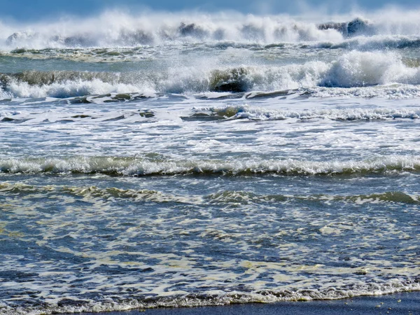 Onde che si rompono e rotolano su sfondo spiaggia — Foto Stock