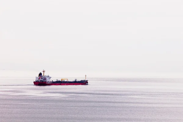 Нефтяные танкеры перевозят ископаемую энергию за границу — стоковое фото