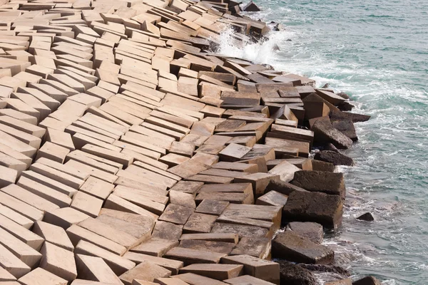 Betongblock bildar skyddande kustnära pir — Stockfoto