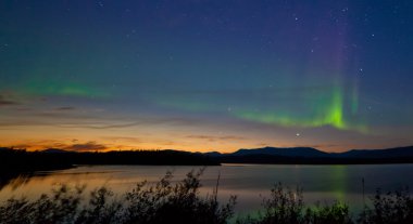 gece yarısı yaz aurora borealis Kuzey ışıkları