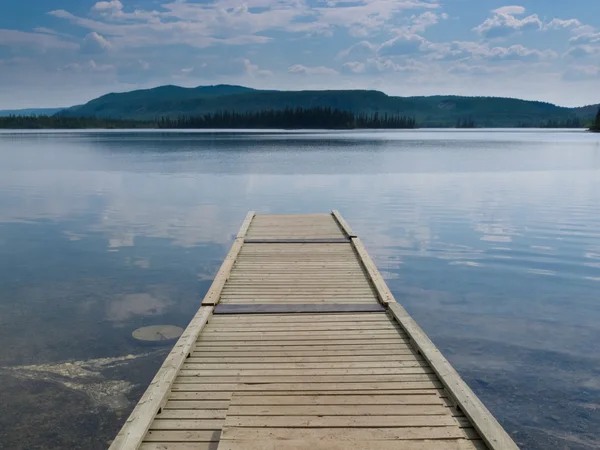 Dok drewniany na piękny spokojny yukon lake Kanada — Zdjęcie stockowe