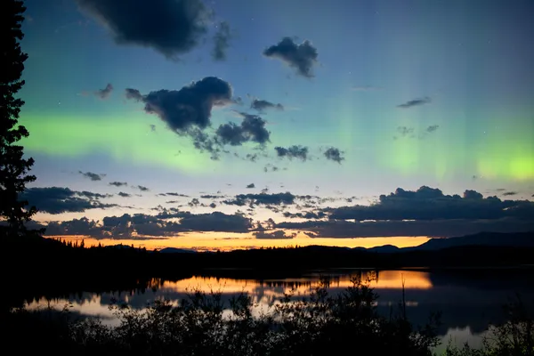 Midnatt sommaren norrsken aurora borealis — Stockfoto