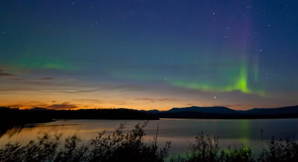 Middernacht zomer aurora borealis-northern lights — Stockfoto