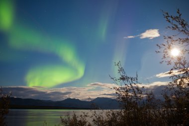 Kuzey ışıkları dolunay üzerinde göl Laberge Yukon