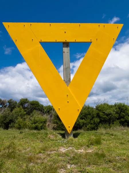 Envío navegación triángulo amarillo signo en tierra —  Fotos de Stock