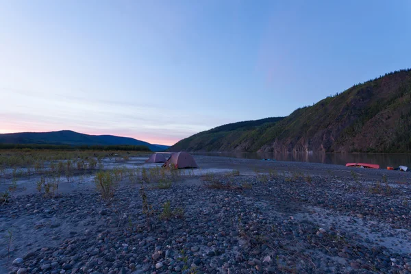 Yukon midsommar natten tältläger och ilandflutna kanoter — Stockfoto