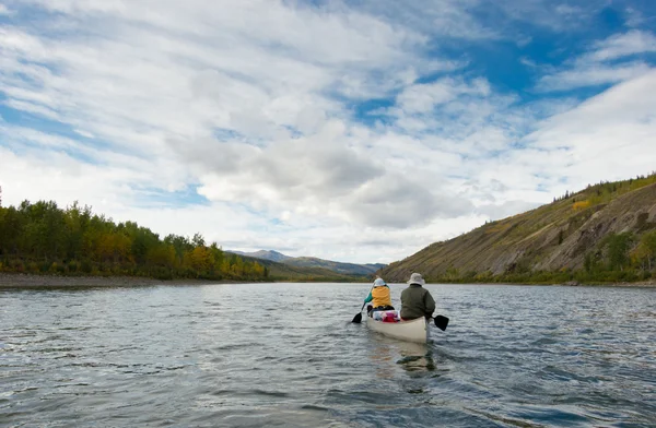 Wilderness adventure canoeists paddle Pelly River — Stock Photo, Image