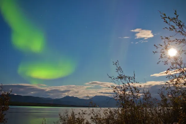 Aurora boreale luna piena sul lago Laberge Yukon — Foto Stock