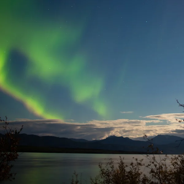 Aurora borealis maan verlichte wolken boven Lake Laberge — Stockfoto