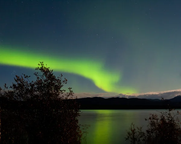 Aurora borealis återspeglas på sjön laberge yukon — Stockfoto