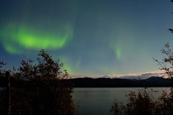 Northern Lights moon-lit clouds over Lake Laberge — Stock Photo, Image