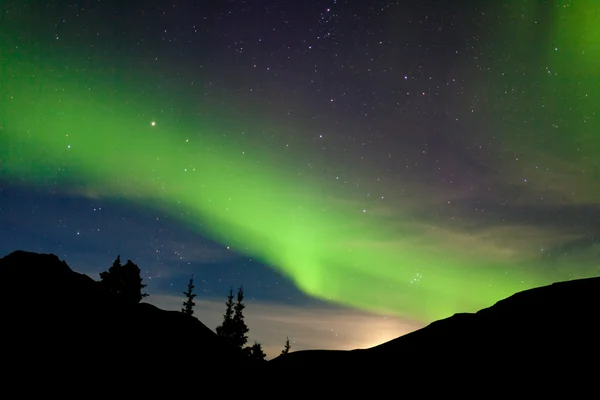 Lua subir colinas luzes do norte Aurora boreal — Fotografia de Stock