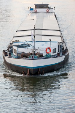 yüklenen mavna Inland waterway kanal dolaşan
