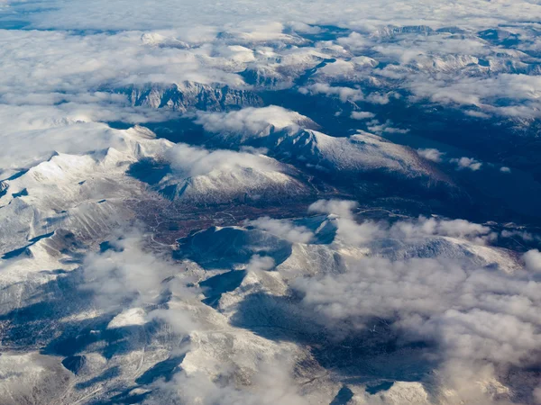 白雪皑皑的群山，在不列颠哥伦比亚的鸟瞰图 — 图库照片