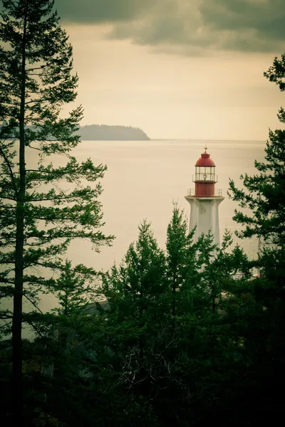 Lo-fi fotografia faro verde BC costa Canada — Foto Stock