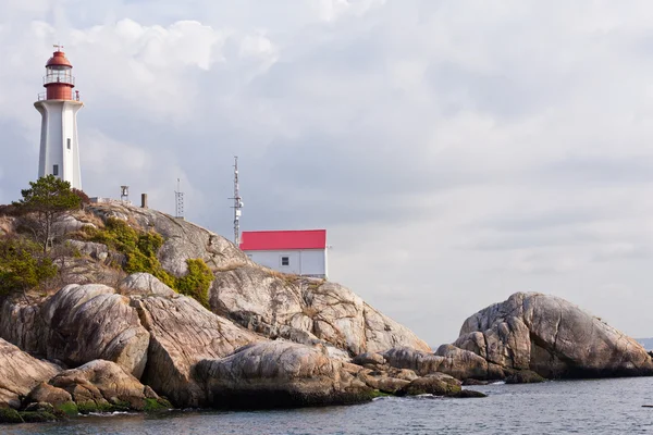 花崗岩岩崖灯台紀元前カナダの西海岸します。 — ストック写真