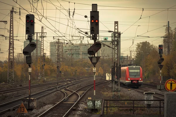 Rörlig fotografien tonen röda tåget på järnvägsspår — Stockfoto