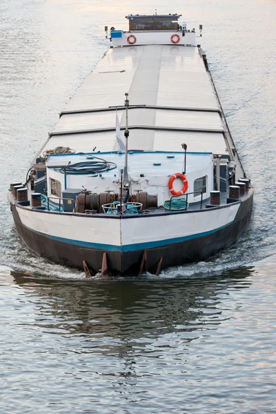 Barge chargée sillonnant le chenal de navigation intérieure — Photo