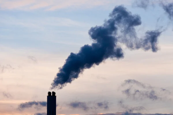 Opwarming van de aarde industriële vervuiling rook concept — Stockfoto