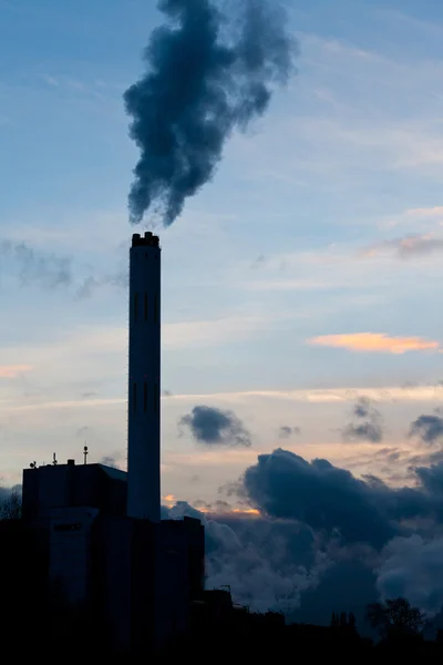 Emissão de CO2 na geração de energia de combustíveis fósseis — Fotografia de Stock