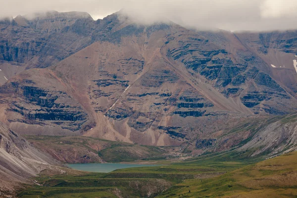 北部的加拿大落矶山脉的高山峡谷不列颠哥伦比亚 — 图库照片