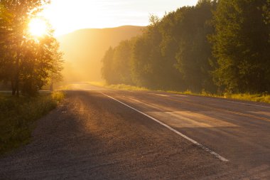 kırsal ülke road gündoğumu veya günbatımı