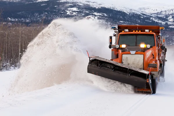 Arado de neve limpando estrada na tempestade de inverno nevasca — Fotografia de Stock