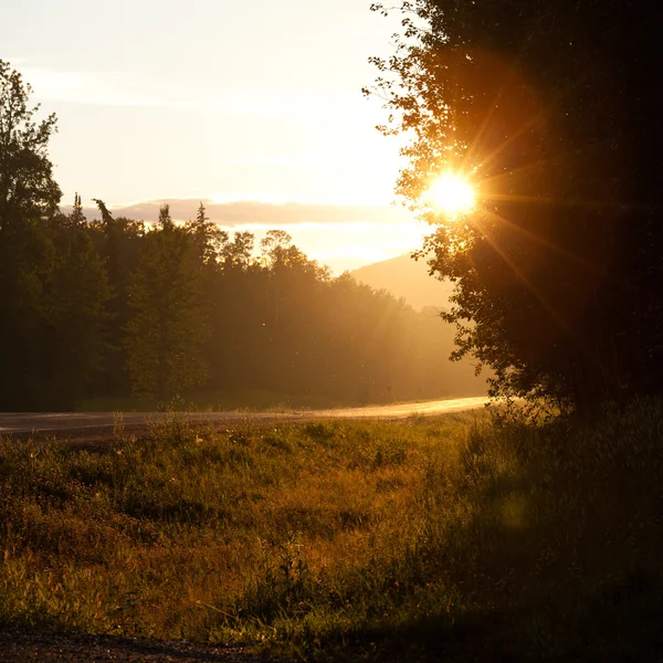 Route rurale lever ou coucher du soleil — Photo