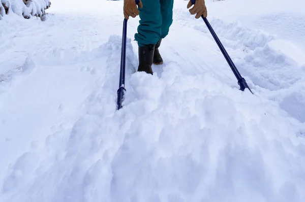 Manuell snöröjning med snö skopa efter blizzard — Stockfoto