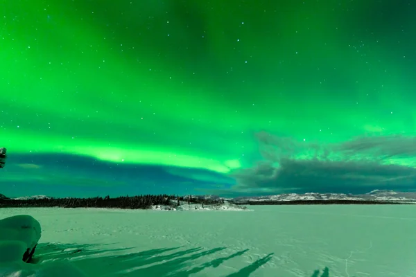 Exibição intensa de Northern Lights Aurora borealis — Fotografia de Stock