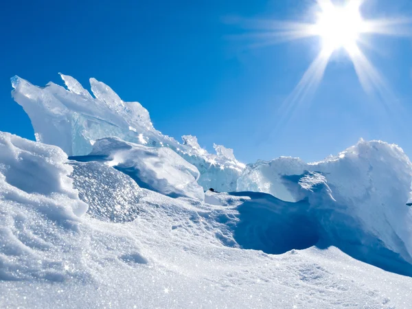 Glacier ice bitar med snö och solig blå himmel — Stockfoto