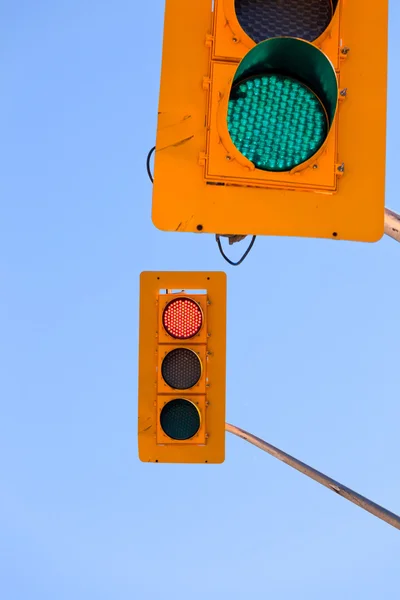 Confuso verde vermelho semáforos céu copyspace — Fotografia de Stock