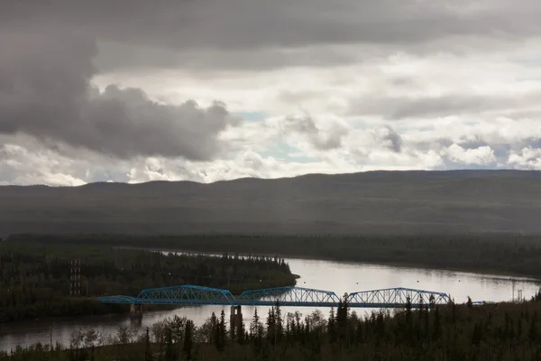 Pelly kruising rivier brug yukon grondgebied canada — Stockfoto