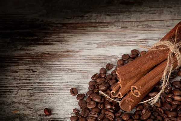 Kávé és fahéj több mint a grunge-fa — Stock Fotó