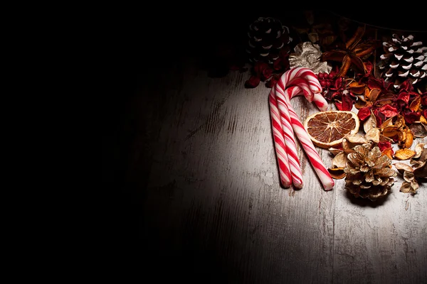 Bonbons de Noël cannes et décorations — Photo