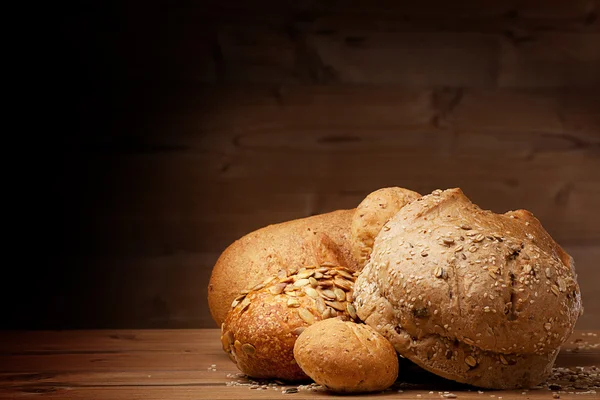 Белый хлеб на деревянном фоне — стоковое фото